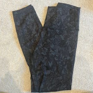 Iululemon snakeskin print Wunder under leggings - size 6!